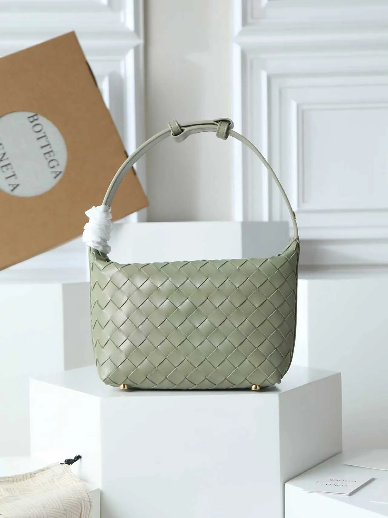 Batch 1640. A lunch bag that is predicted to be popular again this year. The entire bag is made of top-grade naa lambskin. It is very soft and lightweight. It also uses the intrecciato weaving process that the two founders spent several months developing from the beginning of the brand. It is completely hand-woven by Italian craftsmen. It perfectly reflects the craftsmanship of Bottega. The entire bag shape is also a very practical and popular lunch box bag shape. The slightly curved arc of the bag mouth can also better fit our wrists. Style number: 754443 Size: 22*13*9